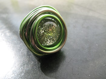 Ring gruen silber mit Glitzerkugel 1